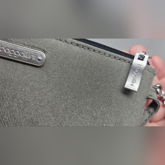 Baggallini On The Go Wristlet Wallet Phone Travel Silver Blue RFID - Picture 5 of 10